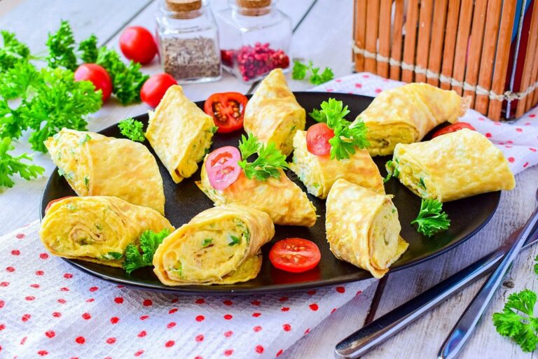 Королевский завтрак: быстрый и вкусный рецепт яичного рулета с ветчиной  - today.ua