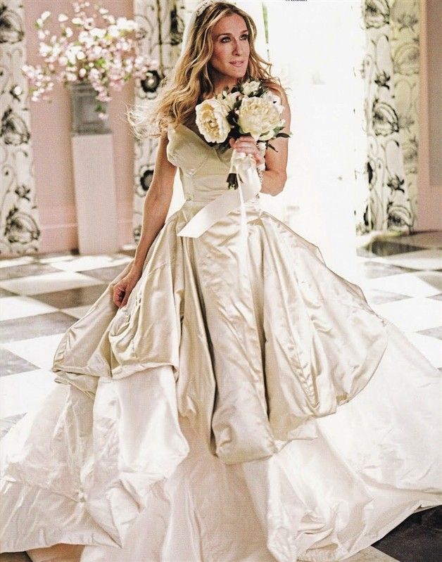 Знову в білому: 57-річна Сара Джесіка Паркер вразила весільним образом у культовій сукні Вів'єн Вествуд