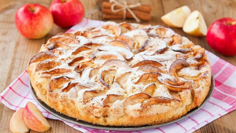 Яблучний пиріг без борошна: ароматний осінній десерт із хлібних крихт - today.ua