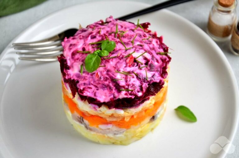 Салат “Королівська шуба“ рецепт смачної страви на святковий стіл  - today.ua