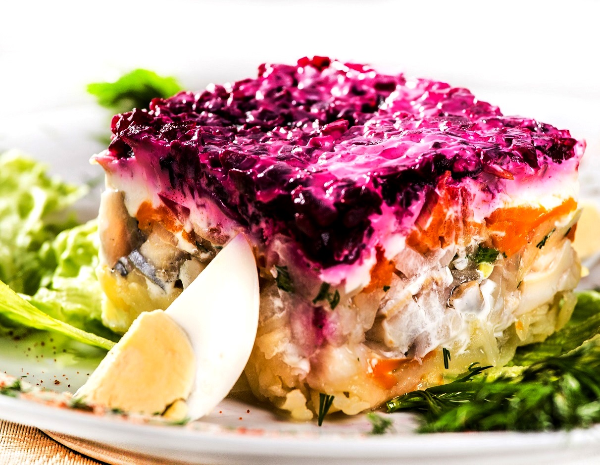 Салат «Царская шуба» с красной рыбой (семгой) — рецепт с фото пошагово