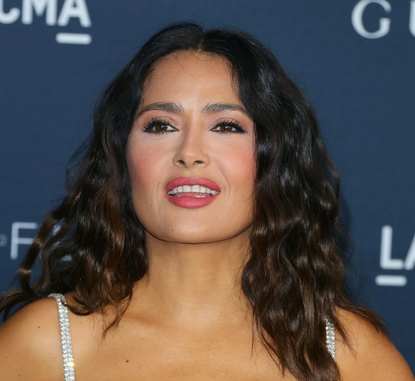 Гола сукня на тонких бретелях: 56-річна Сальма Хайєк блиснула розкішним декольте під час рідкісного виходу у світ - today.ua