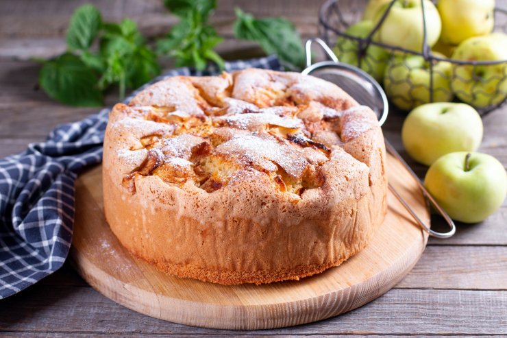 Яблучний пиріг без борошна: ароматний осінній десерт із хлібних крихт