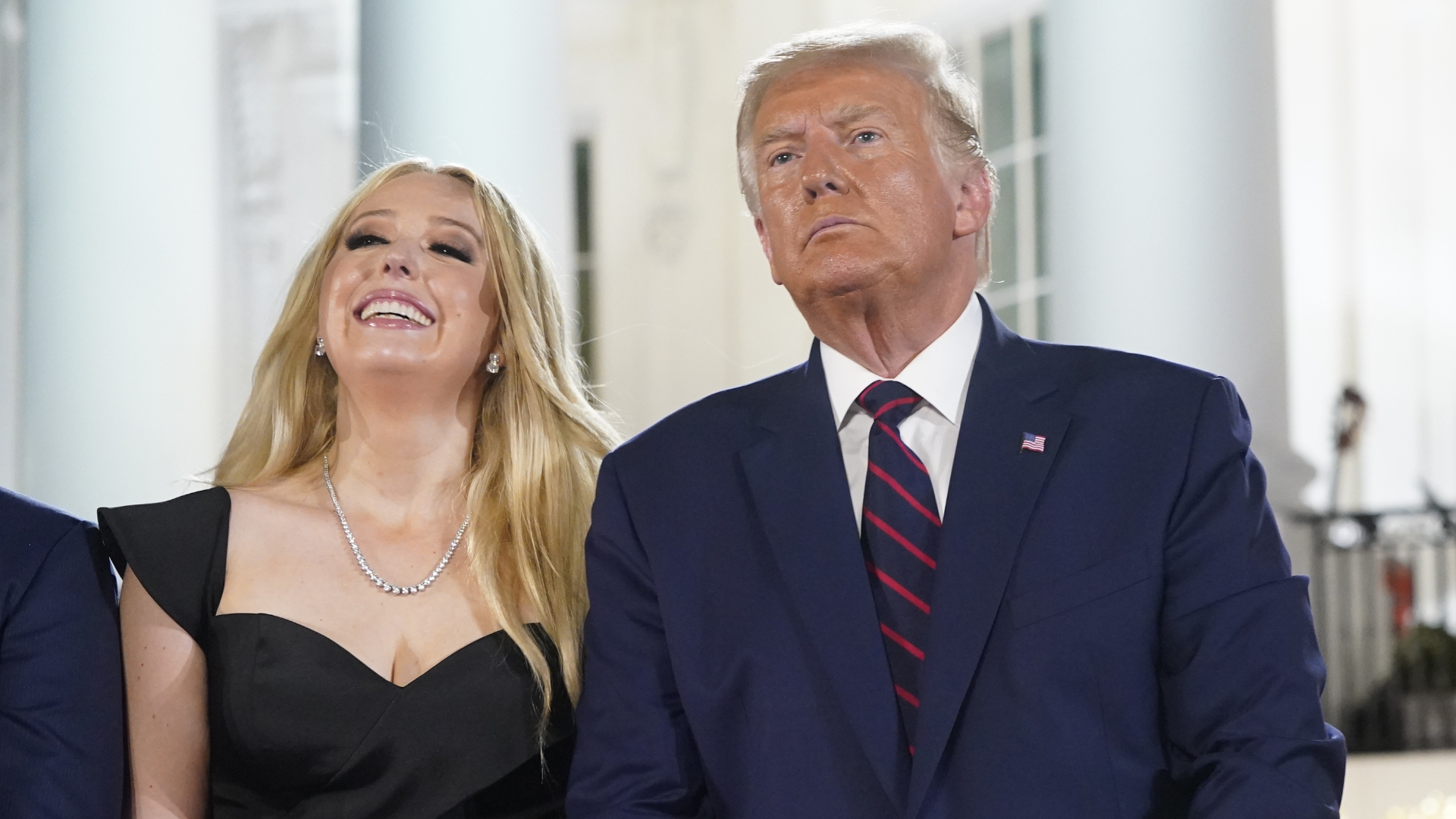 В пышном платье со стразами и длинными рукавами: 29-летняя дочь Дональда Трампа вышла замуж за ливанского миллиардера