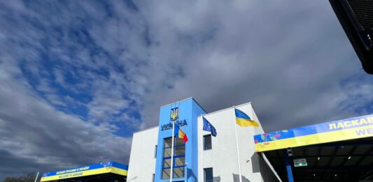 Одній категорії українських чоловіків збільшили термін перебування за кордоном: кого стосується нововведення - today.ua