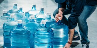 Вчені попередили про нову небезпеку води з пластикових пляшок: підвищує ризик розвитку раку  - today.ua