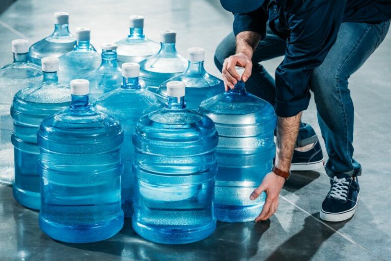 Ученые предупредили о новой опасности воды из пластиковых бутылок: повышает риск развития рака  - today.ua
