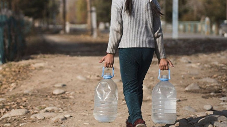Украинцам посоветовали, как делать запас воды: где брать, и как хранить