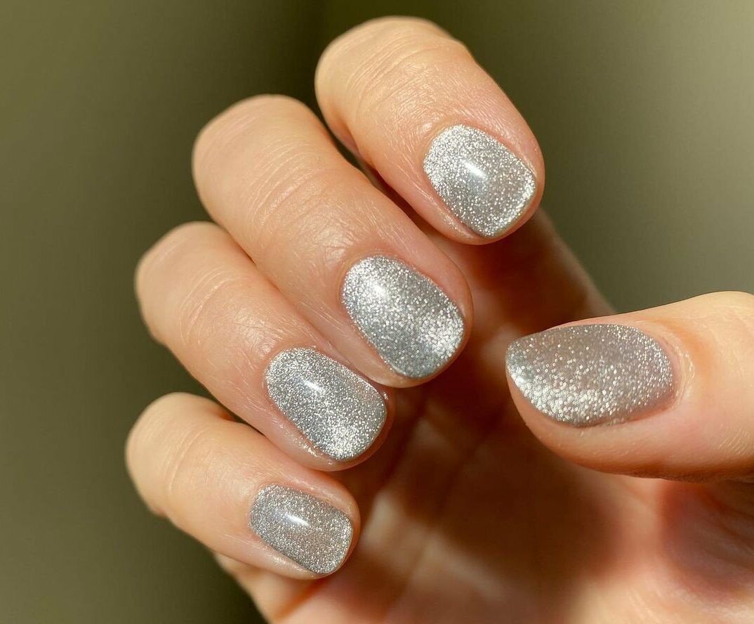 Однотонный вельветовый маникюр: как повторить трендовый нейл-арт осени 2022