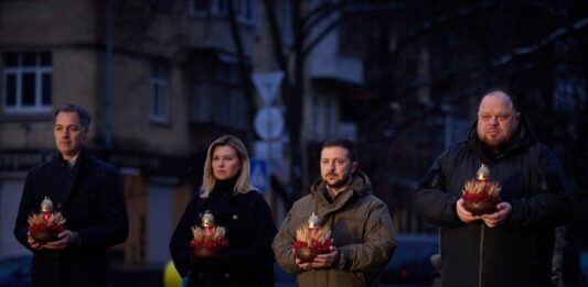 В коротком двубортном пальто с золотыми пуговицами: Елена Зеленская в Киеве почтила память жертв голодоморов - today.ua