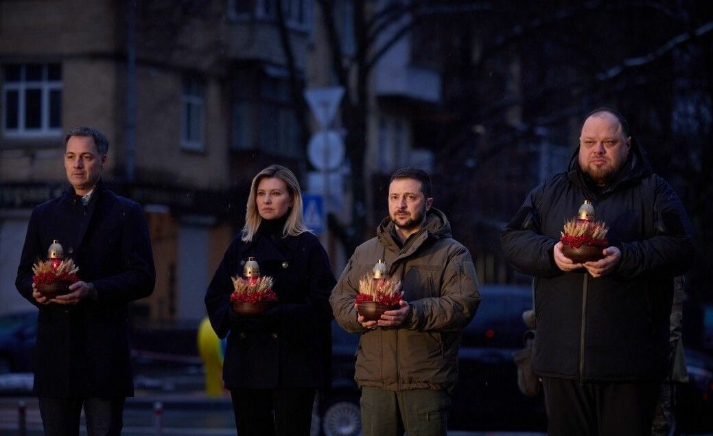 В коротком двубортном пальто с золотыми пуговицами: Елена Зеленская в Киеве почтила память жертв голодоморов - today.ua