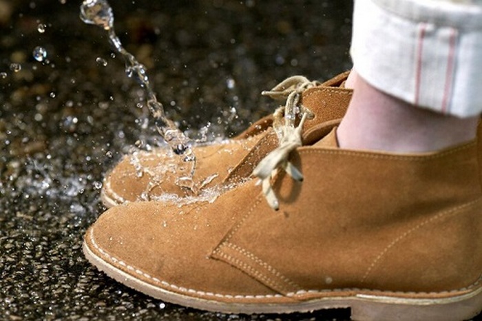 Чотири простих та дешевих засоби, якими можна захистити взуття від промокання