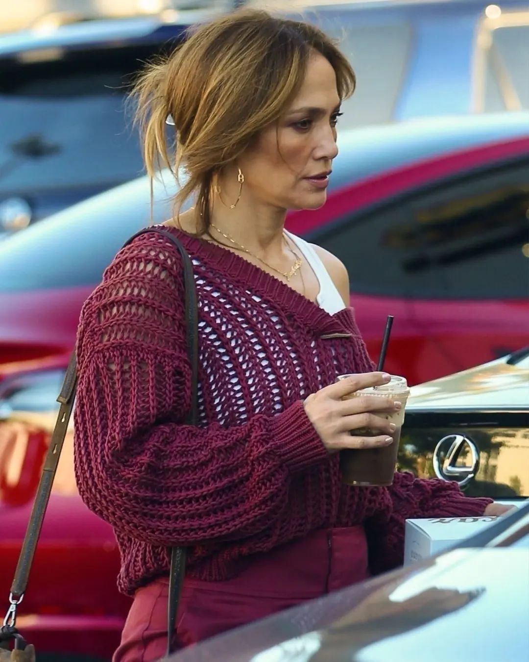 В свитере-сетке: Дженнифер Лопес показала, как носить самую трендовую вещь этого года