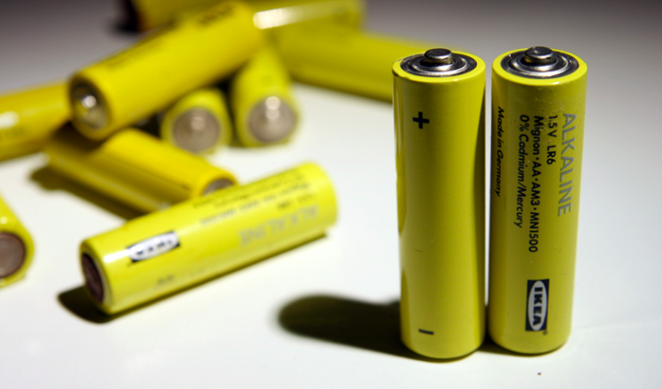 Як зарядити смартфон від звичайних батарейок: корисний лайфхак