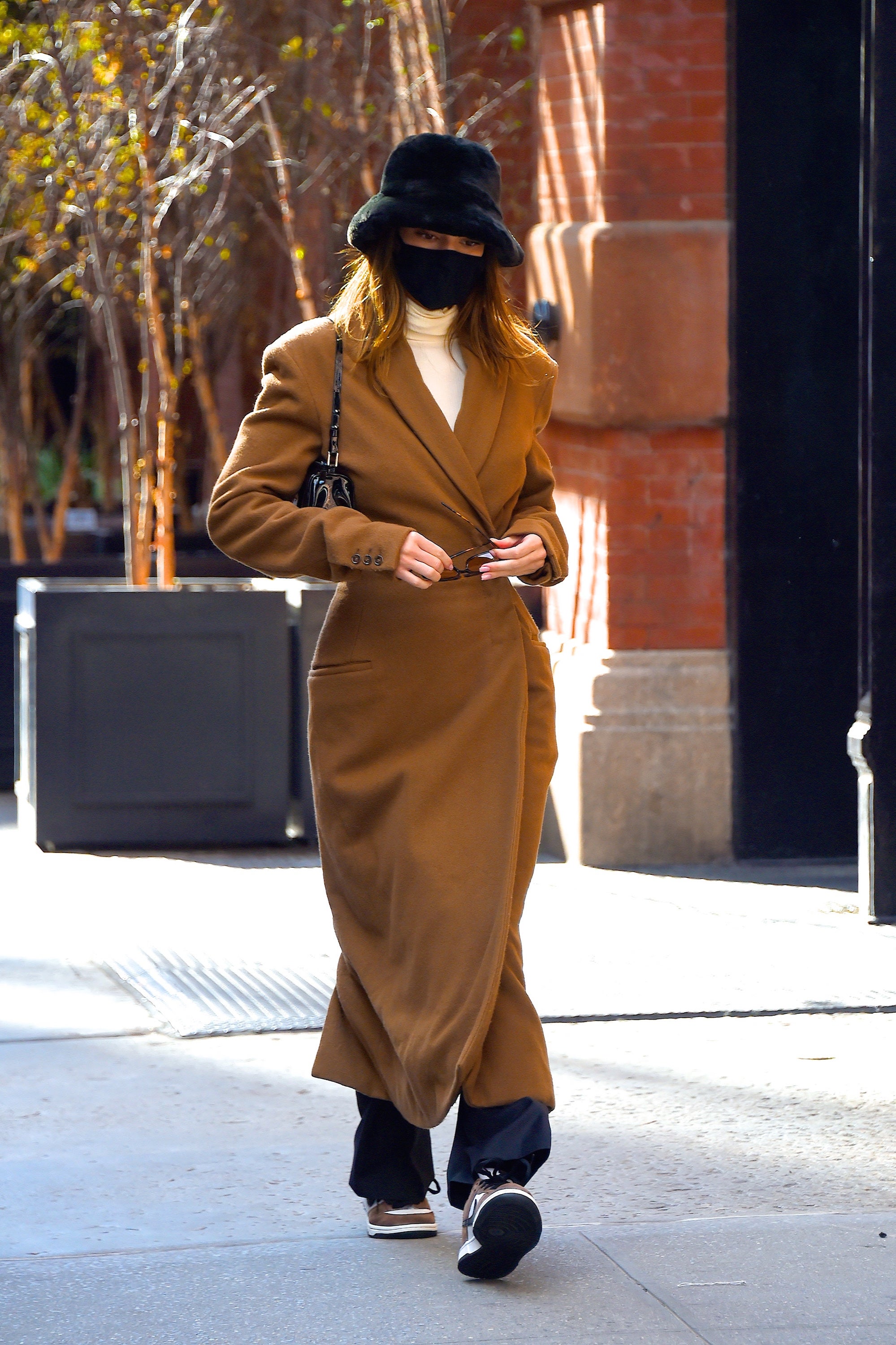 Кайли Дженнер показала самую модную шапку этой зимы: как стильно носить головной убор