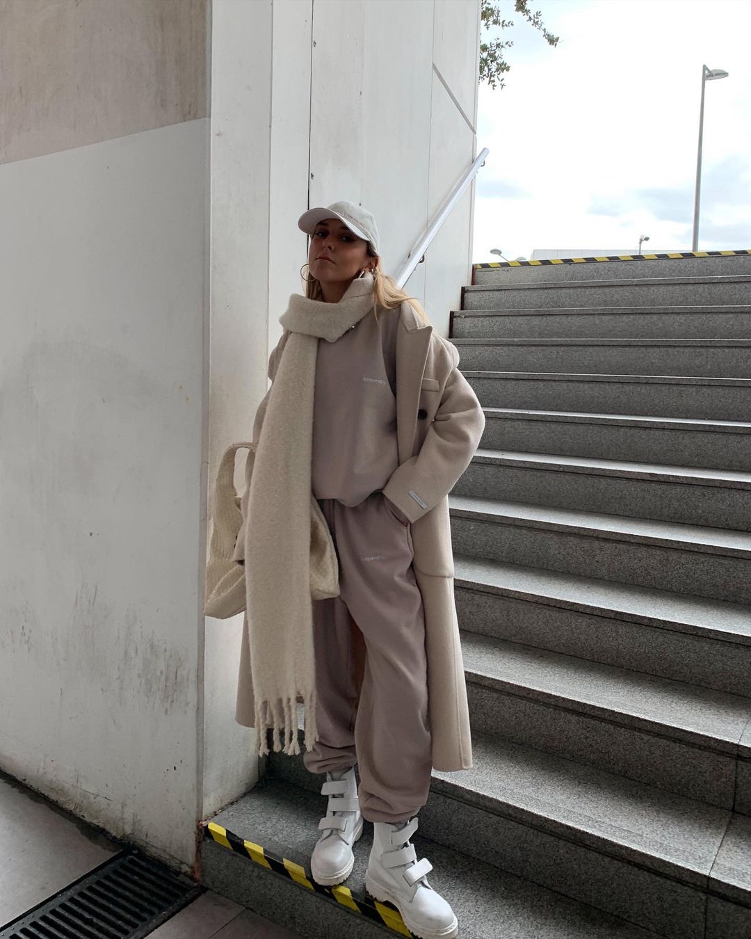 Лілія Ребрик показала, як стильно поєднувати класичне пальто зі спортивним костюмом цієї зими