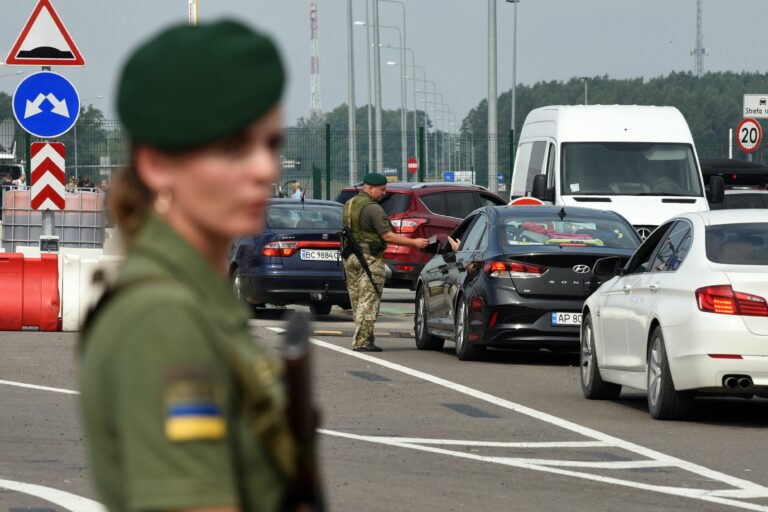 Одна категорія військовозобов'язаних отримала право виїжджати за кордон: що для цього потрібно - today.ua