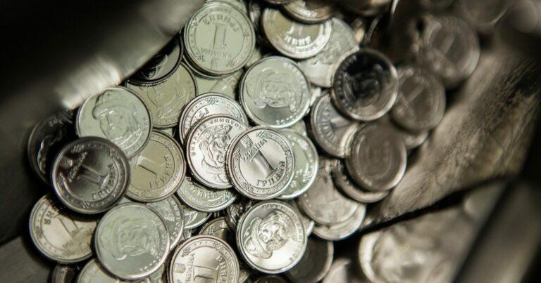 НБУ ввел в обращение новую монету номиналом в 2 гривны: кому она посвящена - today.ua
