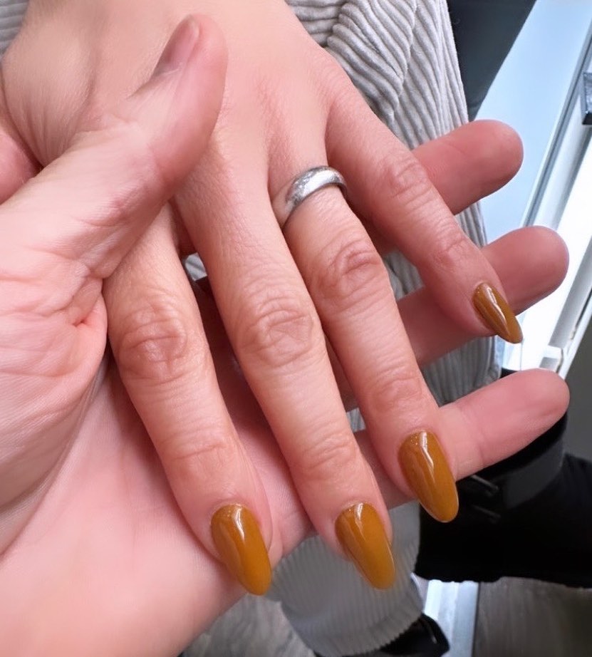 Карамельний манікюр: Дженніфер Лопес показала наймодніший дизайн нігтів на грудень 2022