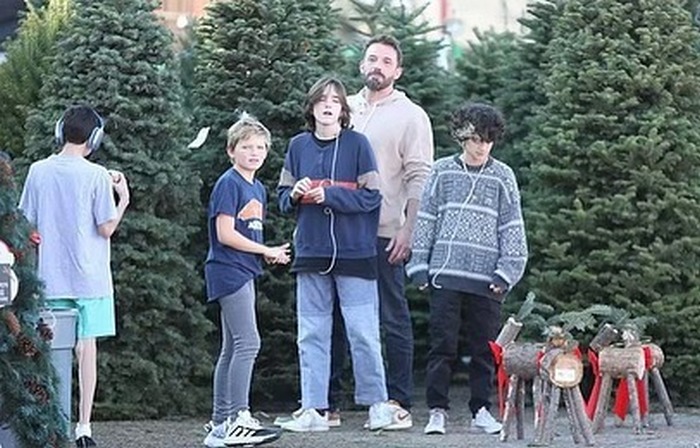 Семья в полном составе: Дженнифер Лопес и Бен Аффлек с детьми сходили за елкой