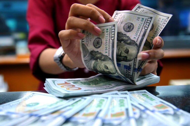 Курс доллара в начале недели вырос: сколько стоит валюта в банках и обменниках накануне Нового года - today.ua