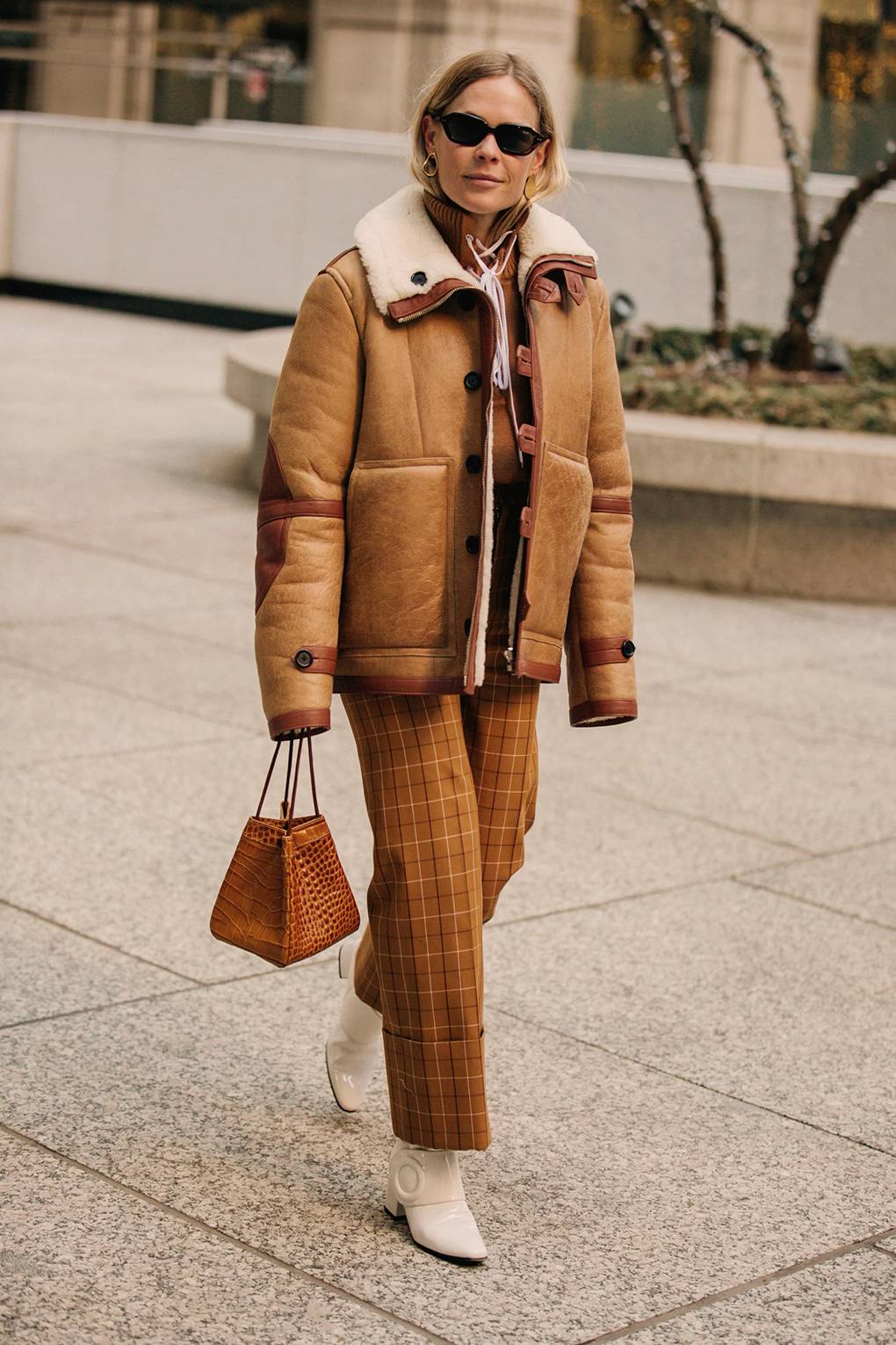 Самая красивая украинка Анна Неплях показала, как стильно носить самую модную дубленку этой зимы