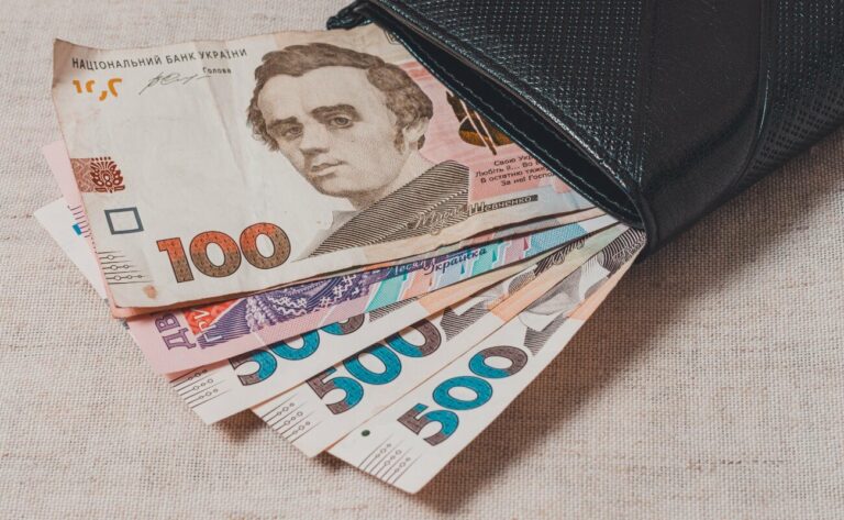 Украинцы могут оформить новые выплаты от благотворительного фонда: как получить 2200 грн - today.ua