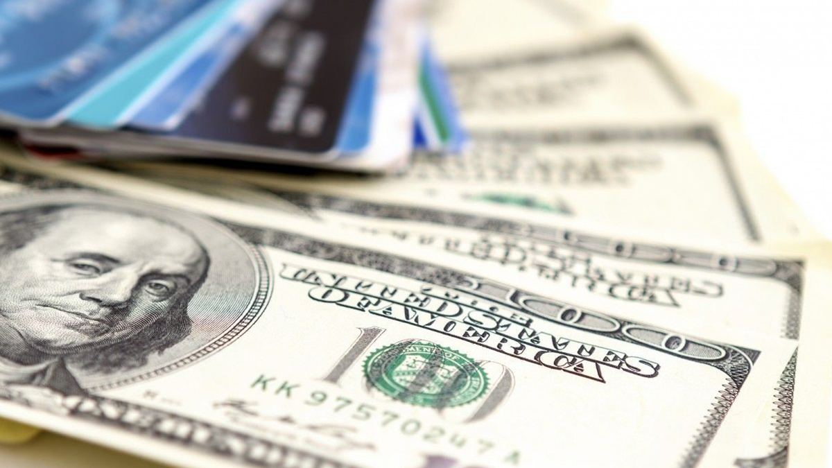 ПриватБанк отказывает клиентам в выдаче валютных переводов: в чем причина - today.ua