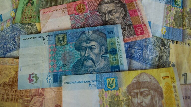 В Україні виведуть із обігу банкноти 5, 10, 20 та 100 гривень: що зміниться для громадян з 1 січня - today.ua