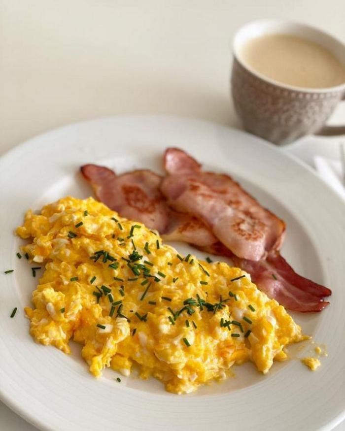 Яєчня по-французьки – швидкий сніданок за 3 хвилини на сковороді