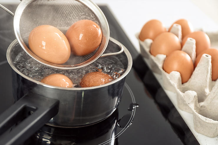 Як правильно зварити яйця, щоб вони не тріскалися та добре чистились