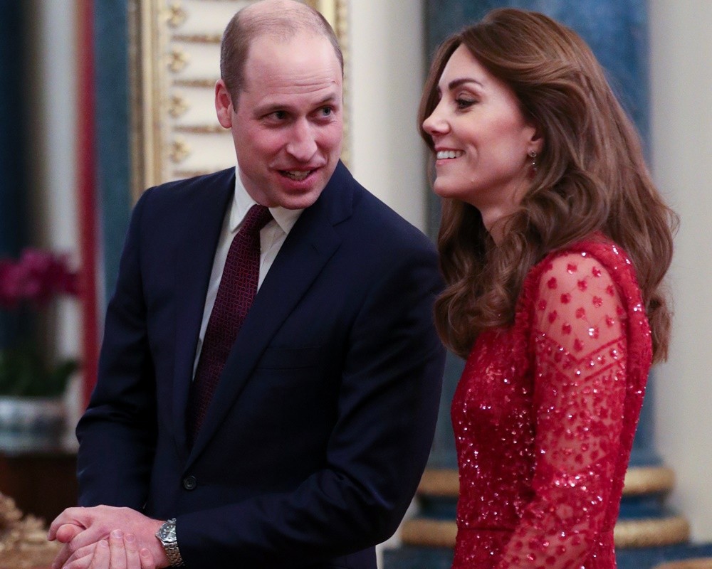 Вышитые рукава и пайетки: Кейт Миддлтон показала роскошный наряд для встречи Рождества - today.ua