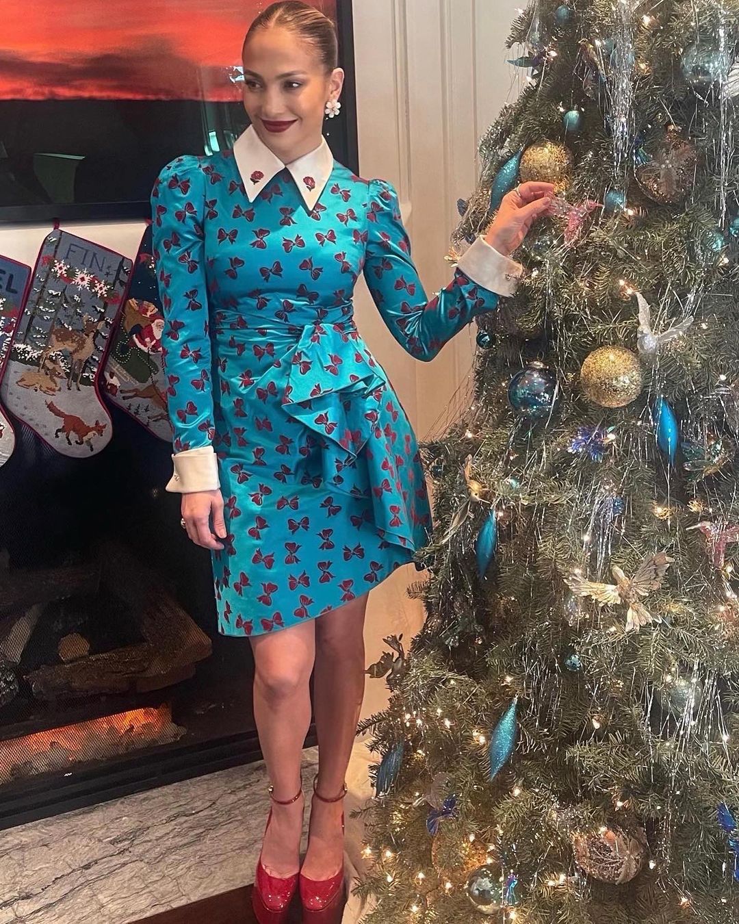 Дженніфер Лопес у ляльковій мінісукні похвалилася своїм яскравим різдвяним образом