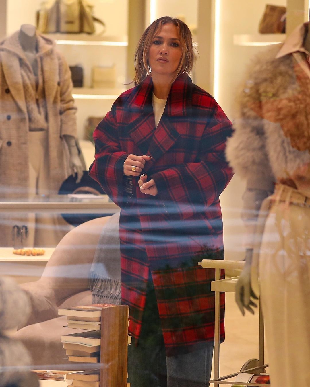У довгому пальті в клітку: Дженніфер Лопес похвалилася новим стильним вбранням