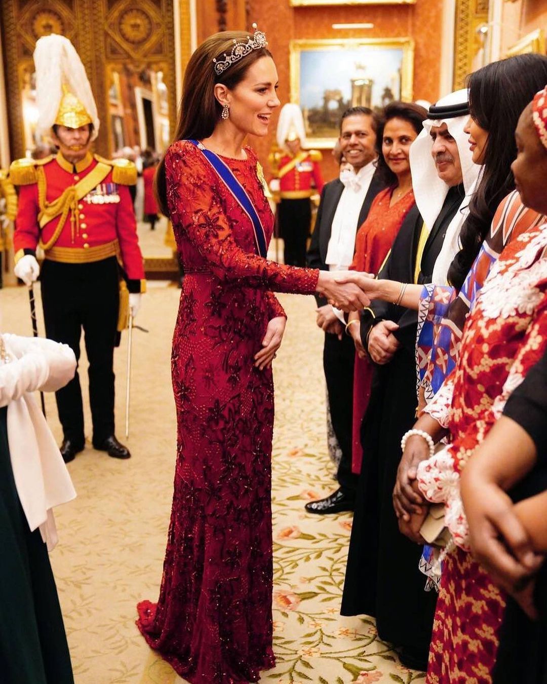 Сучасна принцеса: Кейт Міддлтон у тіарі та діамантах королеви провела прийом у замку