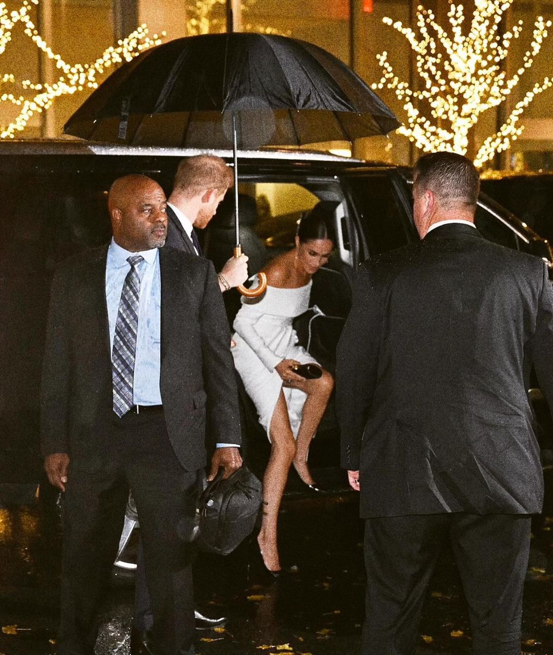 В белоснежном платье-коконе: Меган Маркл вышла в наряде, который поможет скрыть недостатки в области живота