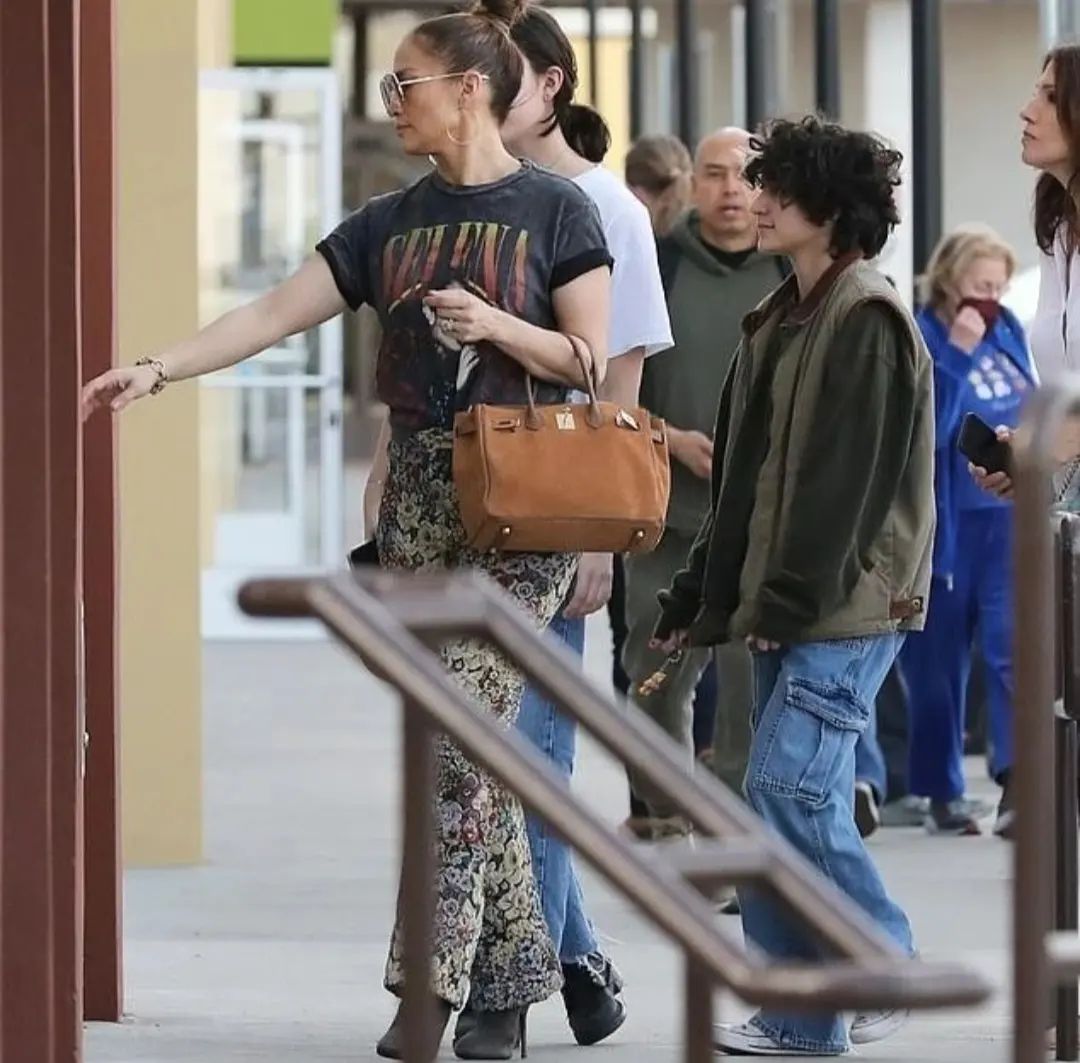 В рокерской футболке и цветочных штанах: Дженнифер Лопес с дочерью прогулялись по магазинам