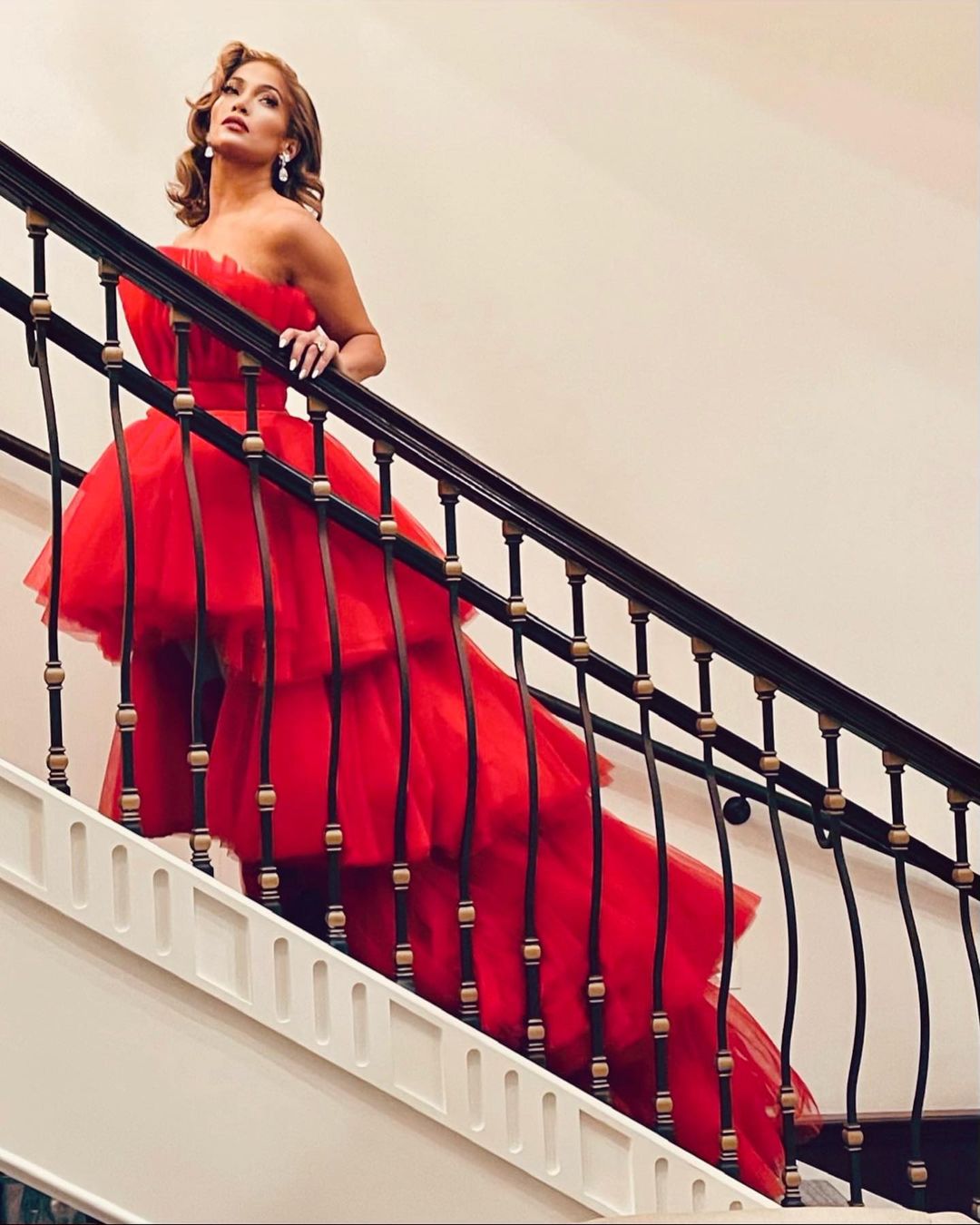 Как принцесса: Дженнифер Лопес в пышном красном платье и с голливудской укладкой произвела фурор