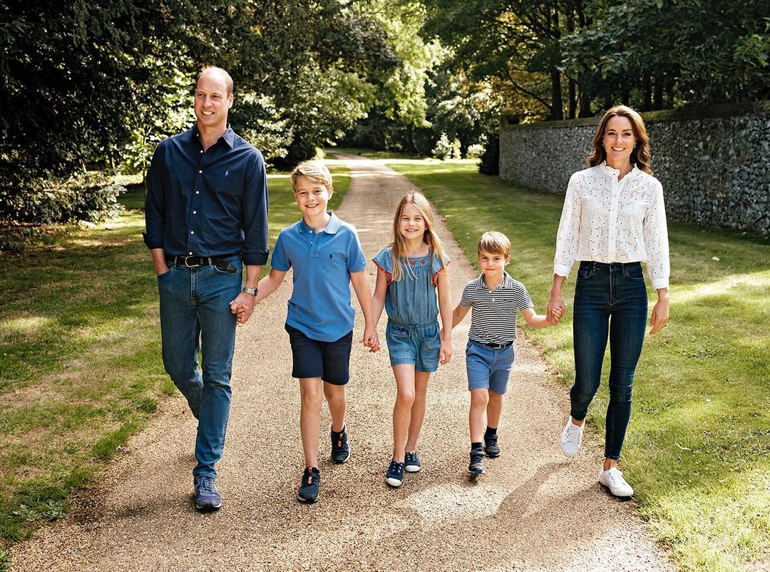Кейт Миддлтон и принц Уильям показали редкое фото с тремя подросшими детьми