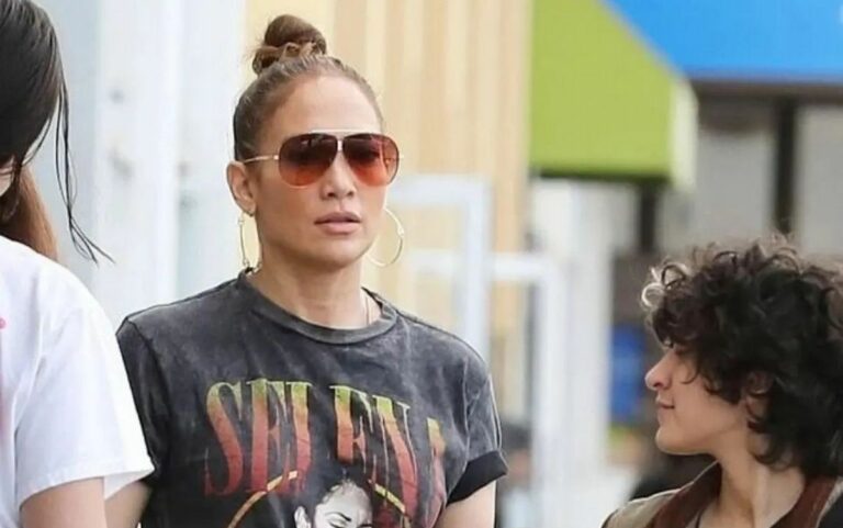 В рокерской футболке и цветочных штанах: Дженнифер Лопес с дочерью прогулялись по магазинам - today.ua