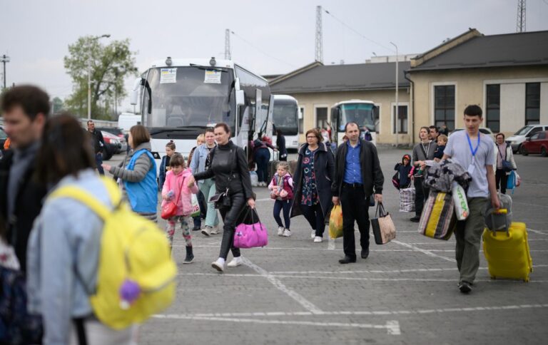 Українським біженцям у Польщі масово скасовують статус тимчасового захисту: у чому причина - today.ua