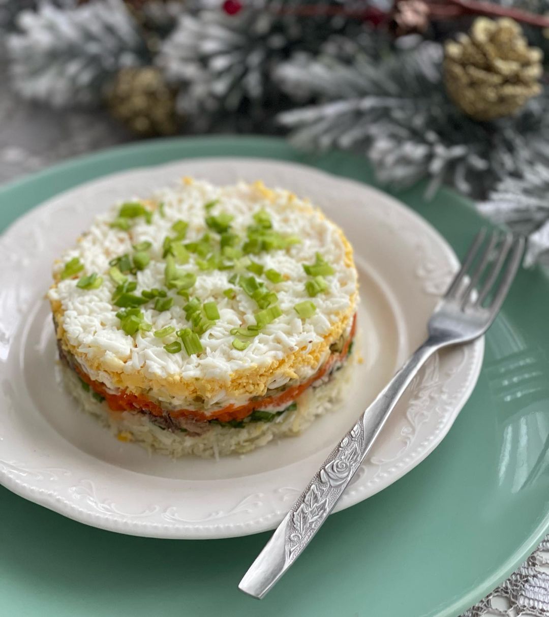 Если “Мимоза“ надоела: вкусный рецепт салата со шпротами на Новый год