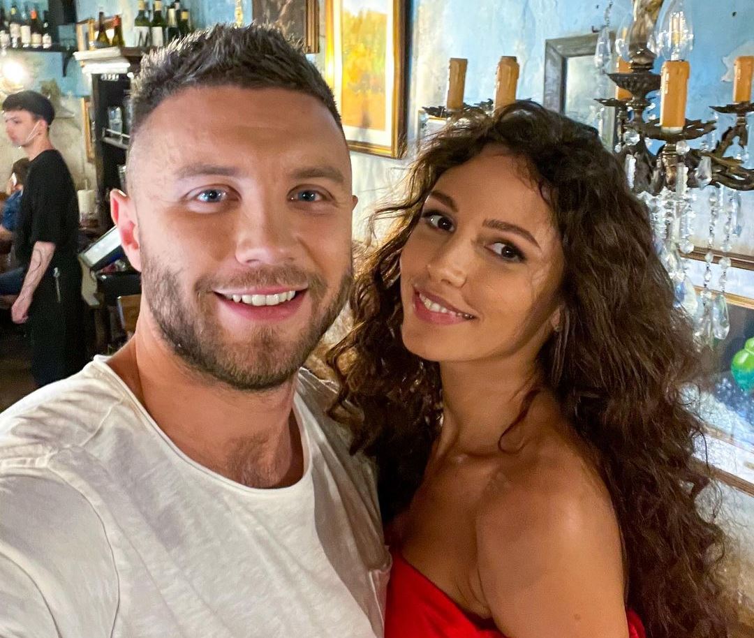 "Кто-то плачет, кто-то скачет": победительница "Холостяка" Анна Богдан в розовом бикини удивила фанатов