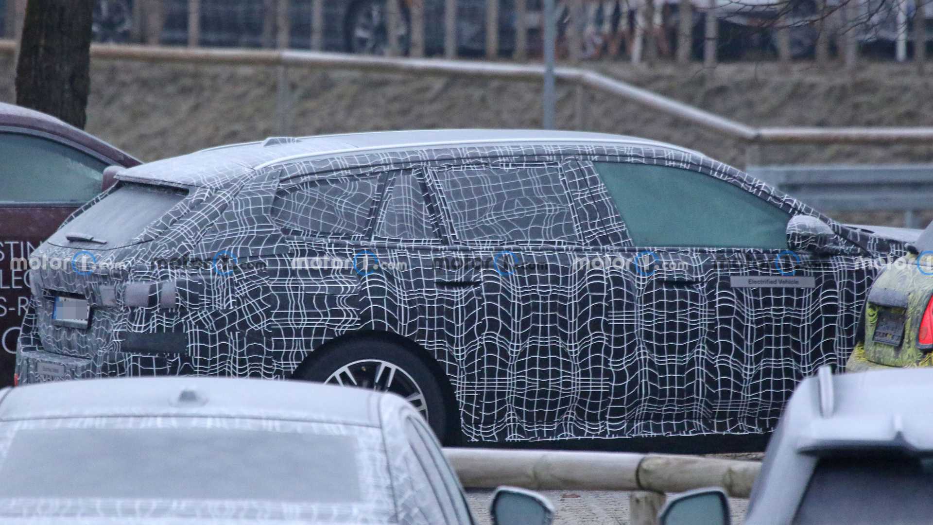 Начались тесты универсала BMW 5 Series нового поколения