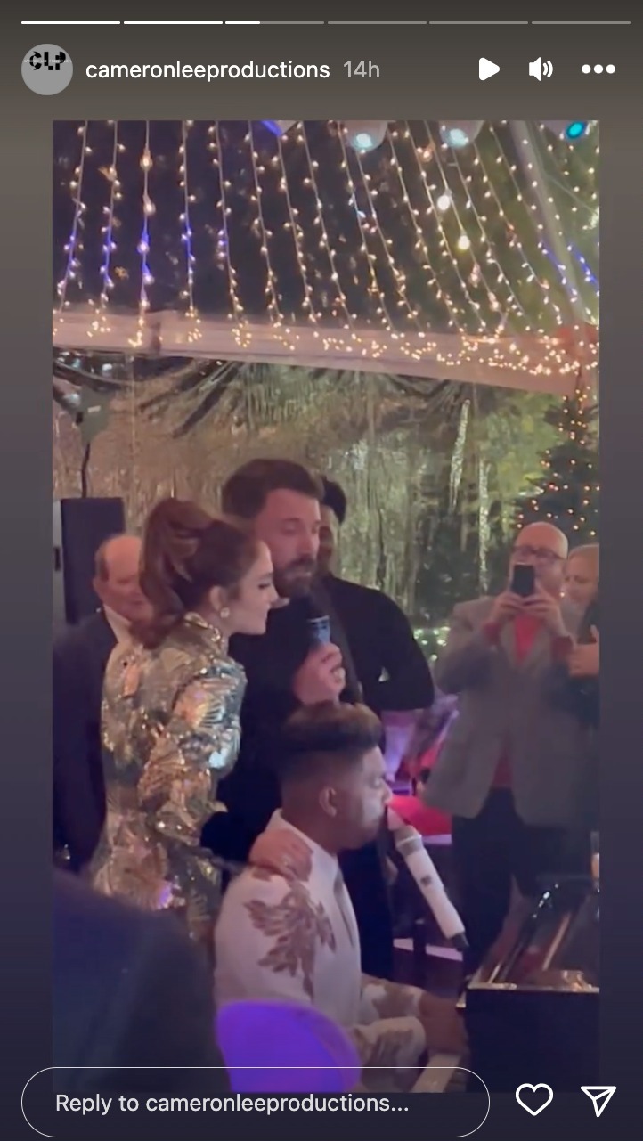 Дженніфер Лопес у золотій сукні влаштувала різдвяну вечірку у своєму домі - фото та відео