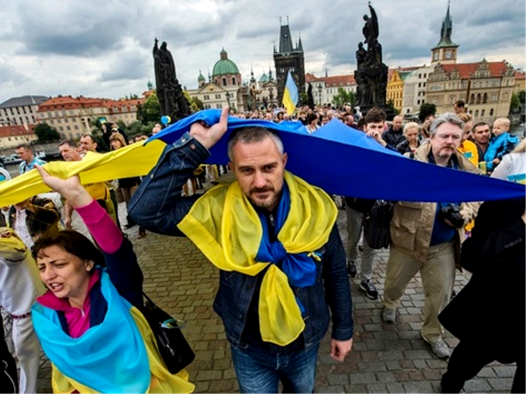 Ожидается массовое возвращение украинских беженцев из Чехии: им сократили помощь на проживание 