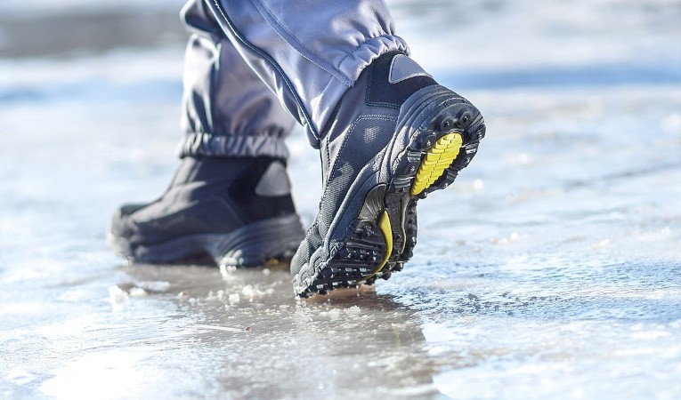 Чтобы не скользила обувь зимой: 4 копеечных средства, которыми нужно обработать подошву
