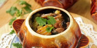 Картофельные деруны с грибами и сливочным соусом: как вкусно запечь блюдо в горшочках - today.ua