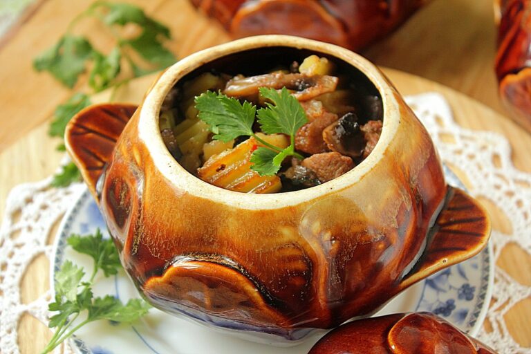 Картопляні деруни з грибами та вершковим соусом: як смачно запекти страву в горщиках - today.ua