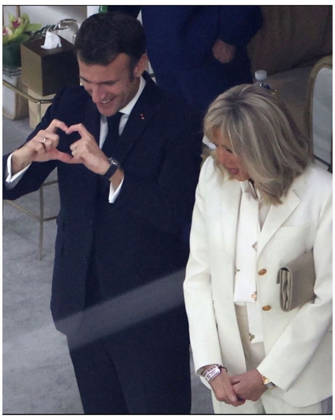 Кремовий костюм та блуза з бантом: 69-річна Бріжит Макрон з'явилася на фіналі ЧС 2022 - today.ua